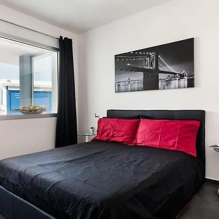 Leonida's - Shared Pool, Jacuzzi And 150mt アパート *