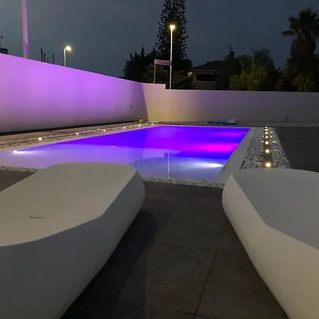 Leonida's - Shared Pool, Jacuzzi And 150mt